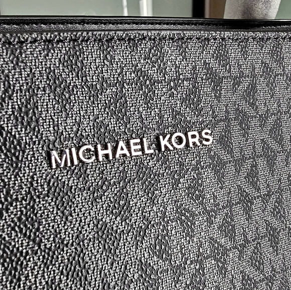 Michael Kors Voyager signature Tote Bag in black - Picture 10 of 11